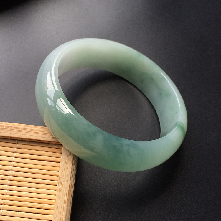 (超值推荐)糯冰种飘花手镯(60.7mm)