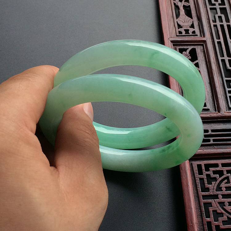 (超值推荐)糯冰种晴水飘翠圆条手镯(55.7mm-56.8mm一对)