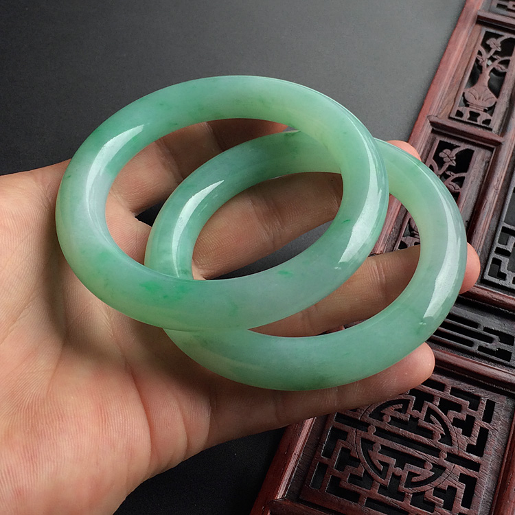 (超值推荐)糯冰种晴水飘翠圆条手镯(55.7mm-56.8mm一对)