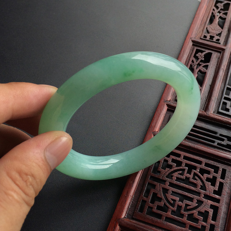 (超值推荐)糯冰种晴水飘翠圆条手镯(55.7mm-56.8mm一对)