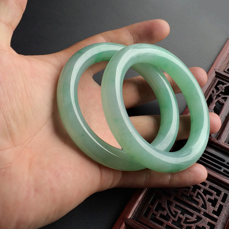 (超值推荐)糯冰种晴水飘翠圆条手镯(55.7mm-56.8mm一对)