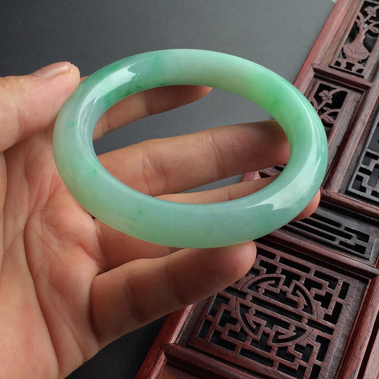 (超值推荐)糯冰种晴水飘翠圆条手镯(55.7mm-56.8mm一对)