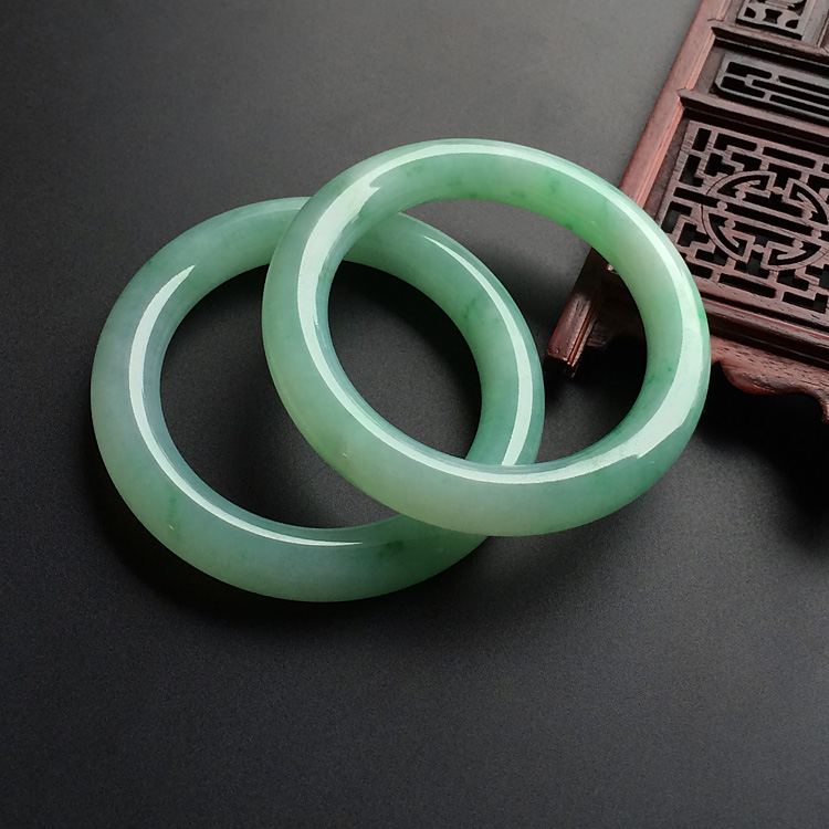 (超值推荐)糯冰种晴水飘翠圆条手镯(55.7mm-56.8mm一对)
