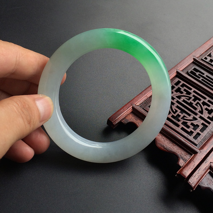 (超值推荐)糯冰种飘阳绿圆条手镯(56mm)