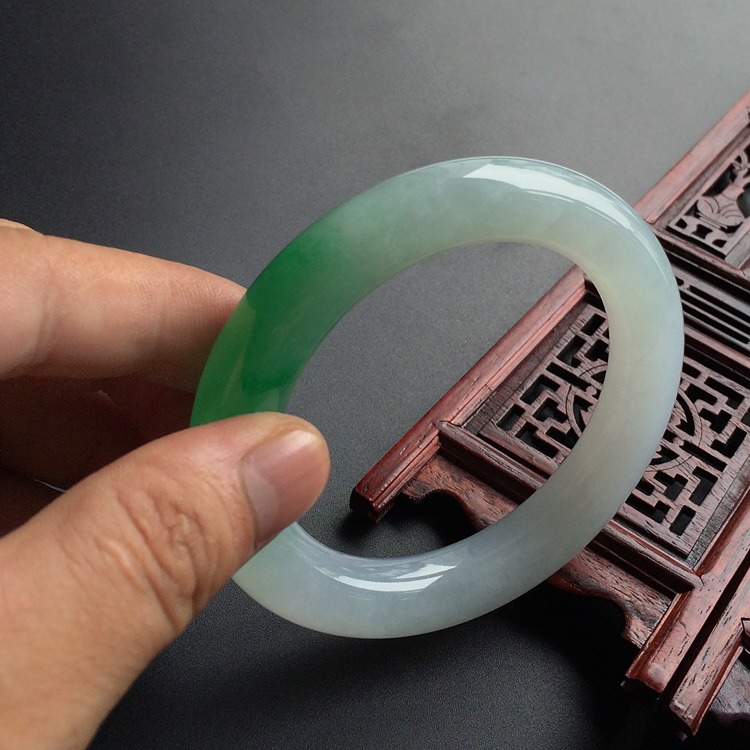 (超值推荐)糯冰种飘阳绿圆条手镯(56mm)
