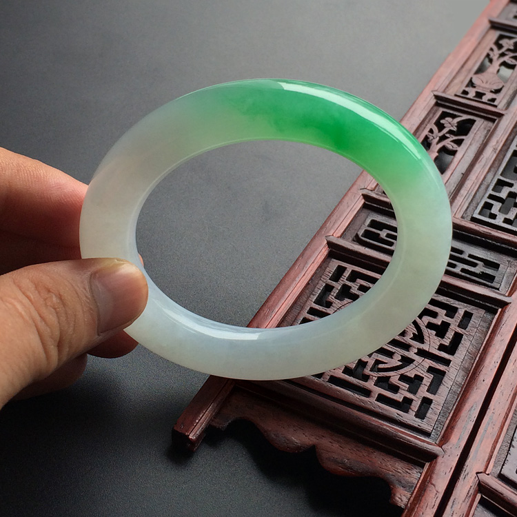 (超值推荐)糯冰种飘阳绿圆条手镯(56mm)