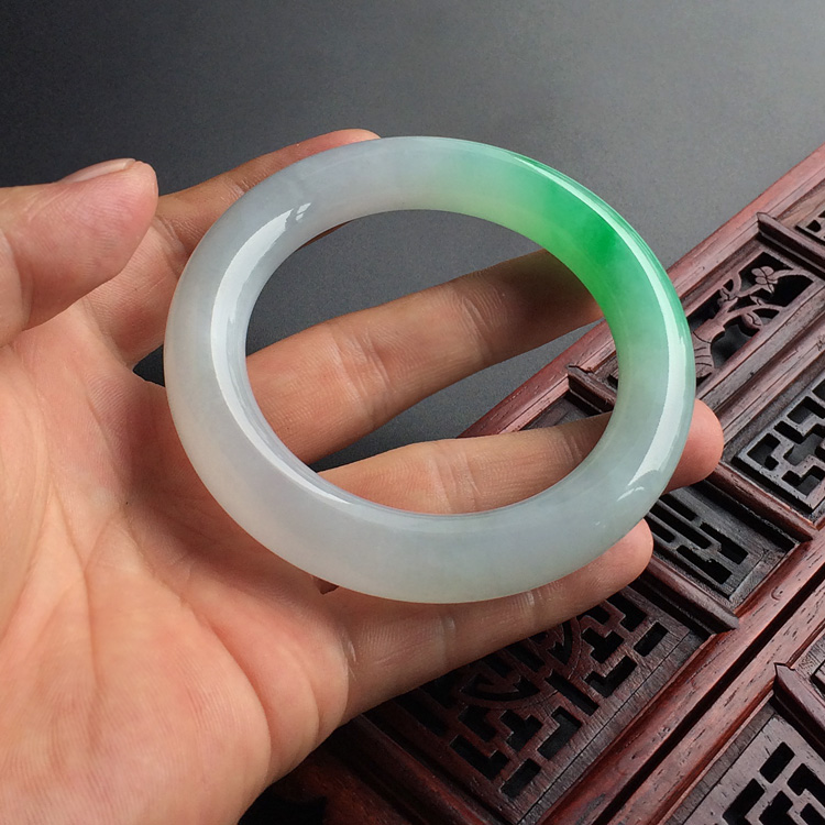 (超值推荐)糯冰种飘阳绿圆条手镯(56mm)