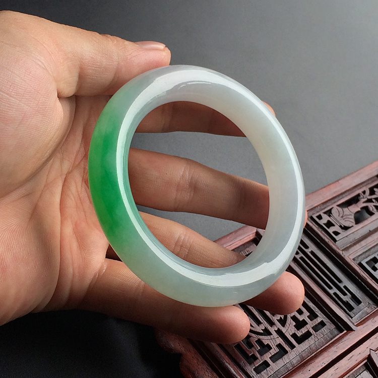 (超值推荐)糯冰种飘阳绿圆条手镯(56mm)