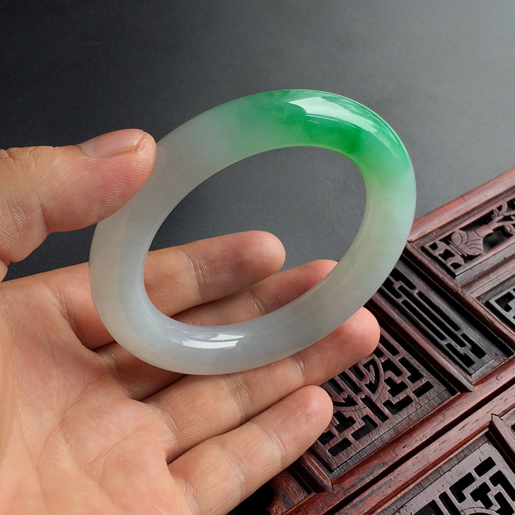 (超值推荐)糯冰种飘阳绿圆条手镯(56mm)