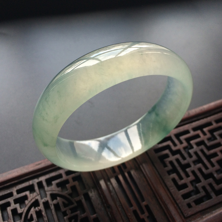 (超值推荐)冰种略飘花贵妃手镯(51.6mm-57.5mm)