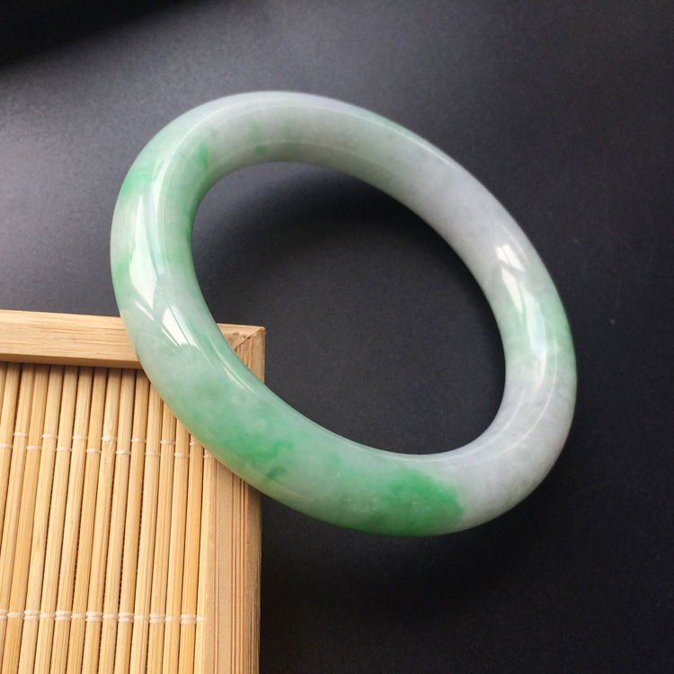 (超值推荐)糯冰种飘翠圆条手镯(55.3mm)
