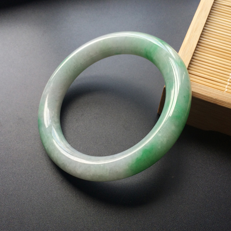 (超值推荐)糯冰种飘翠圆条手镯(55.3mm)