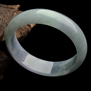 （超值推荐）糯冰种淡春带彩手镯（60.7mm）