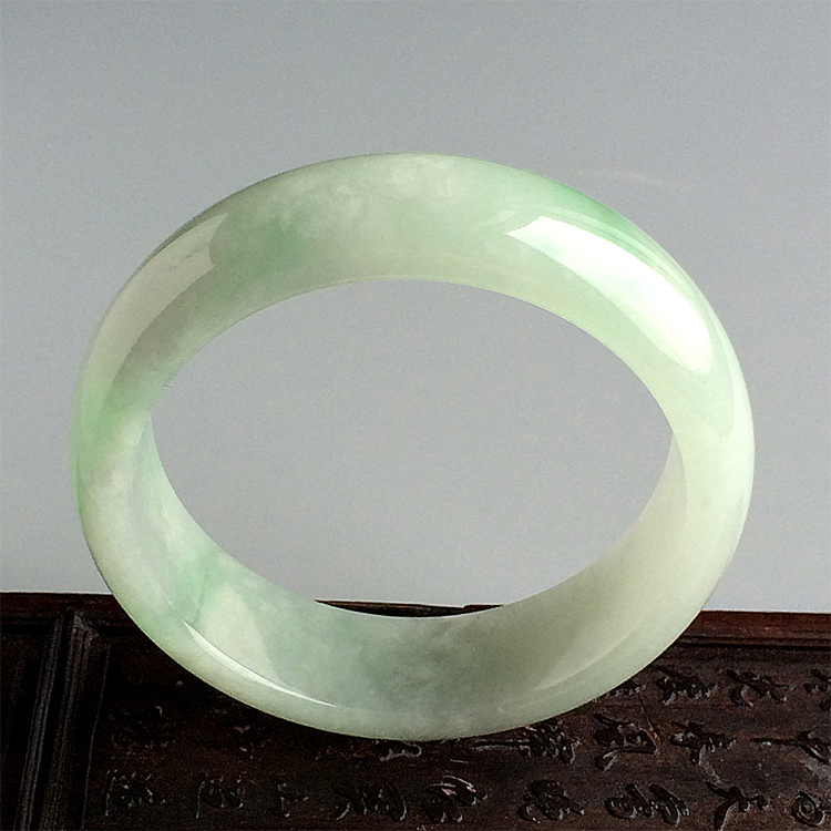 糯冰种晴水略飘翠手镯（56.3mm）