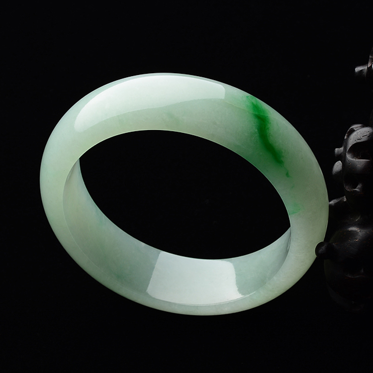 (超值推荐)糯冰种淡晴水略飘翠手镯(56mm)
