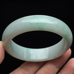 (超值推荐)糯冰种略飘翠手镯(58mm)