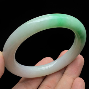 (超值推荐)糯冰种飘翠圆条手镯(57.5mm)