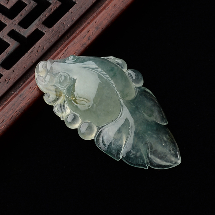(超值推荐)冰种淡晴水略飘花金鱼挂件