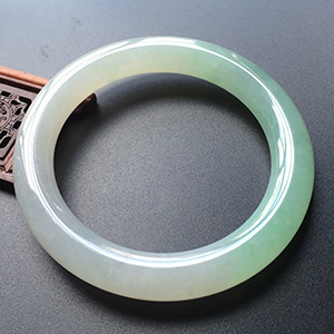 (超值推荐)糯冰种略飘翠圆条手镯(56.3mm)
