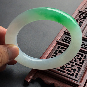 (超值推荐)糯冰种飘阳绿圆条手镯(56mm)