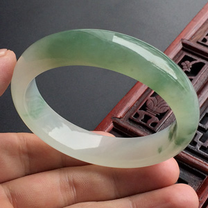 糯冰种飘花手镯(54mm)