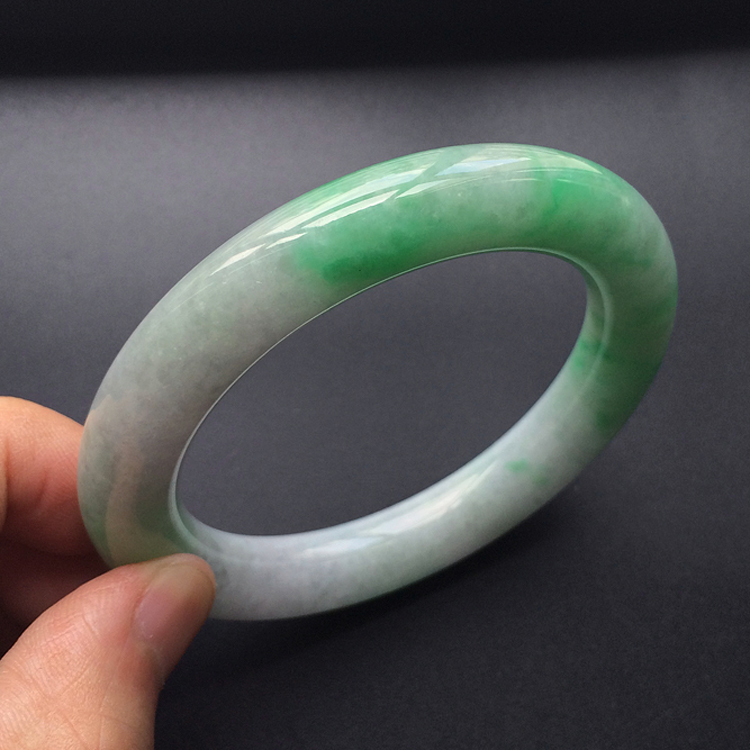 (超值推荐)糯冰种飘翠圆条手镯(55.3mm)