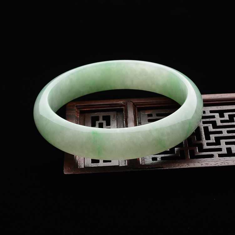 (超值推荐)糯冰种晴水略飘翠手镯(56.2mm)