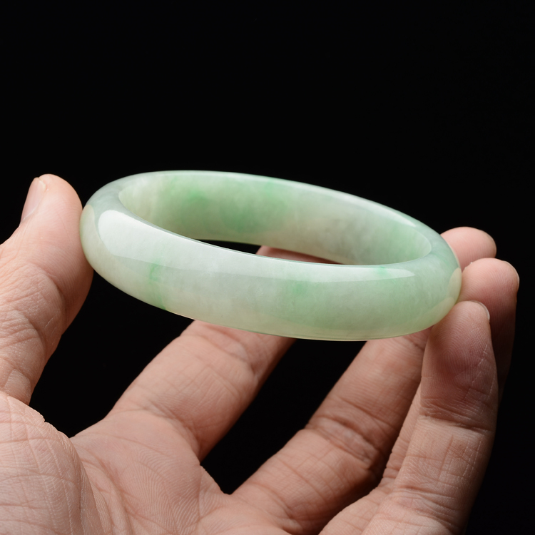 (超值推荐)糯冰种晴水略飘翠手镯(56.2mm)