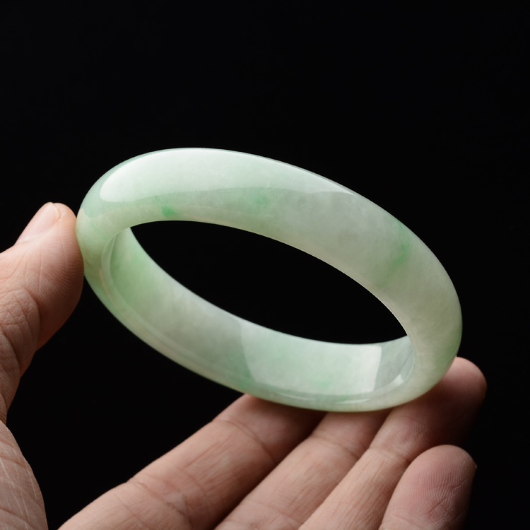 (超值推荐)糯冰种晴水略飘翠手镯(56.2mm)