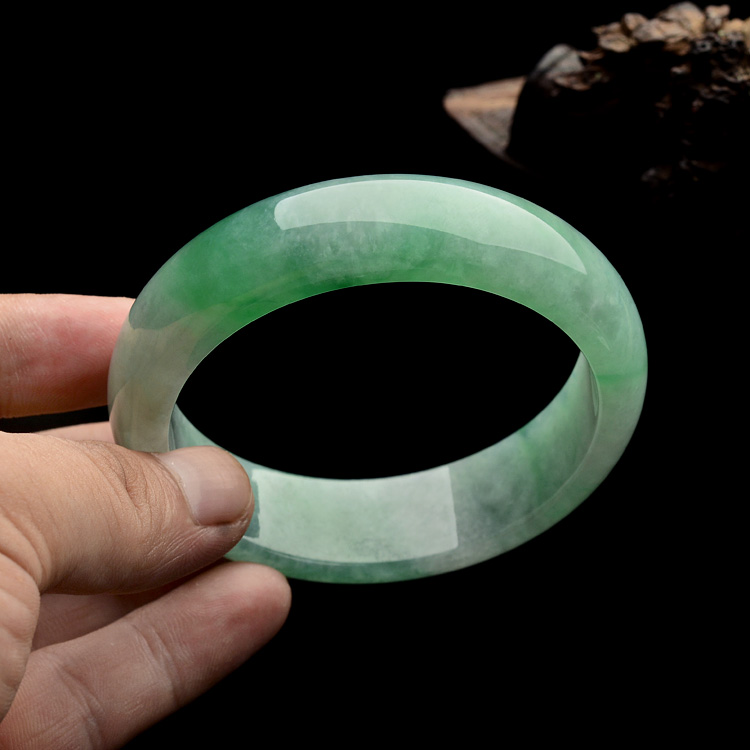 （超值推荐）糯冰种翠色手镯（56.1mm）