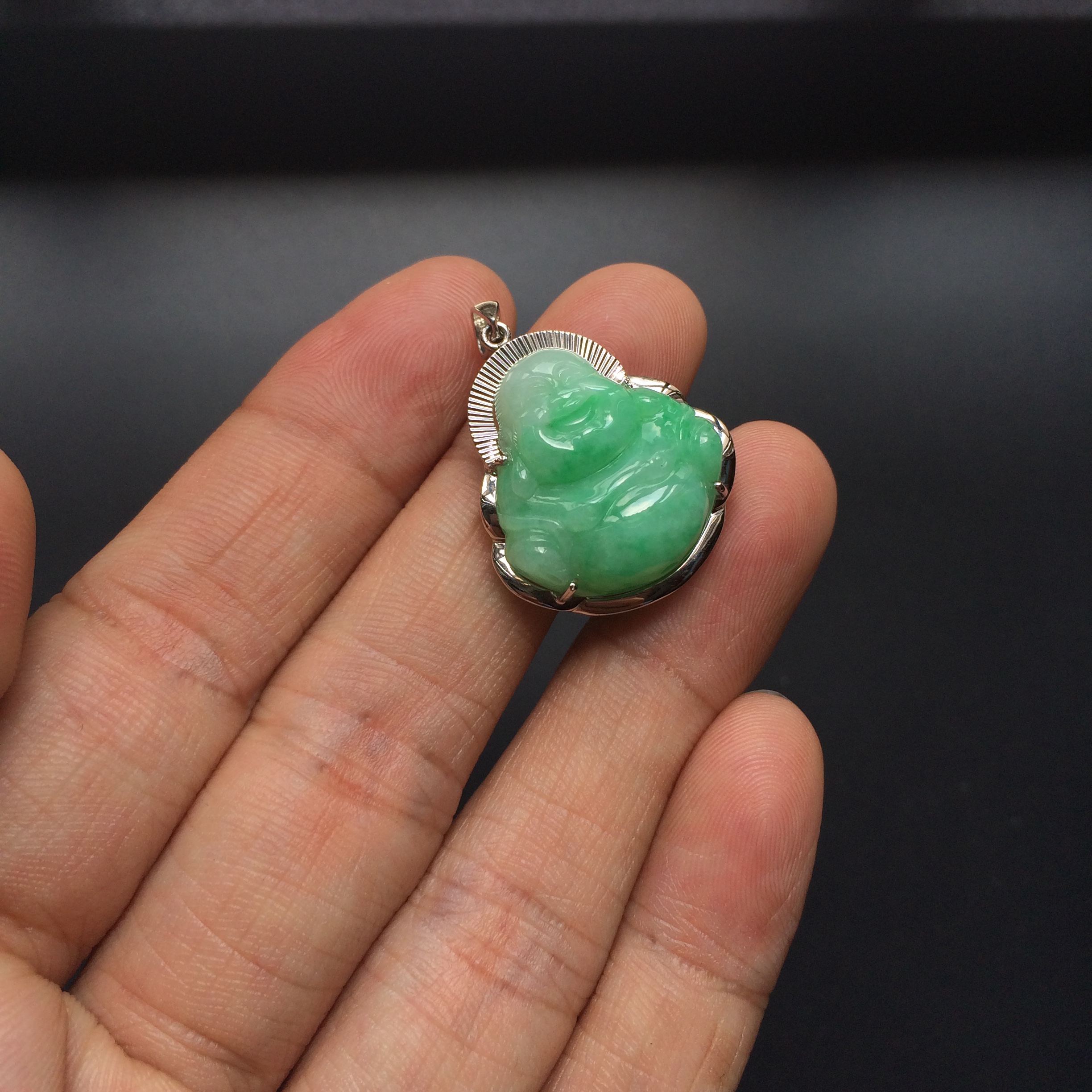 (超值推荐)糯冰种翠色镶白金玉佛胸坠