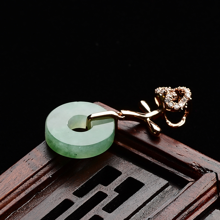 (超值推荐)糯冰种飘花镶玫瑰金钻石如意平安胸坠