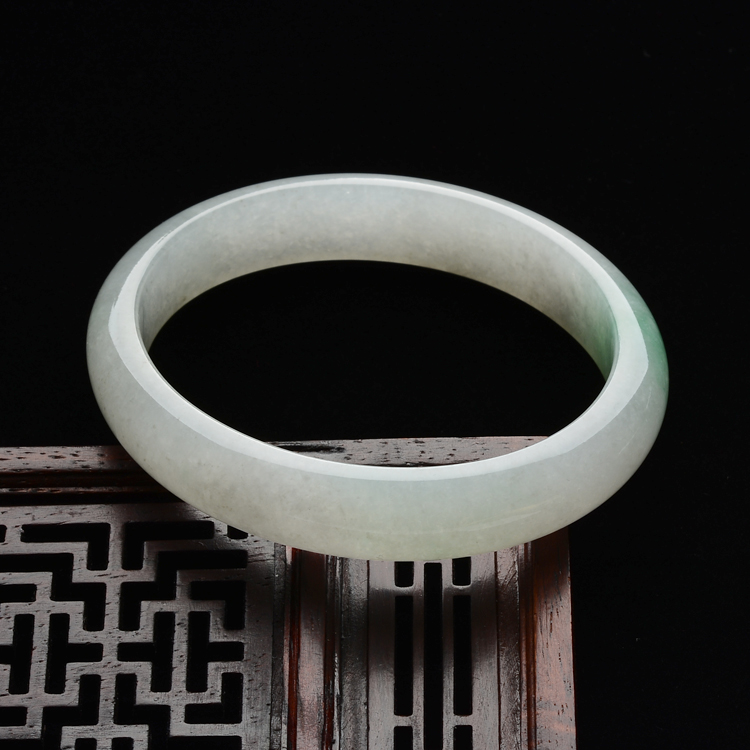 (超值推荐)糯冰种略飘翠贵妃镯(54mm-47.2mm)