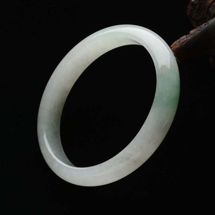 (超值推荐)糯冰种略飘翠贵妃镯(54mm-47.2mm)