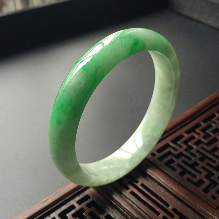 (超值推荐)糯冰种飘翠手镯(55.4mm）