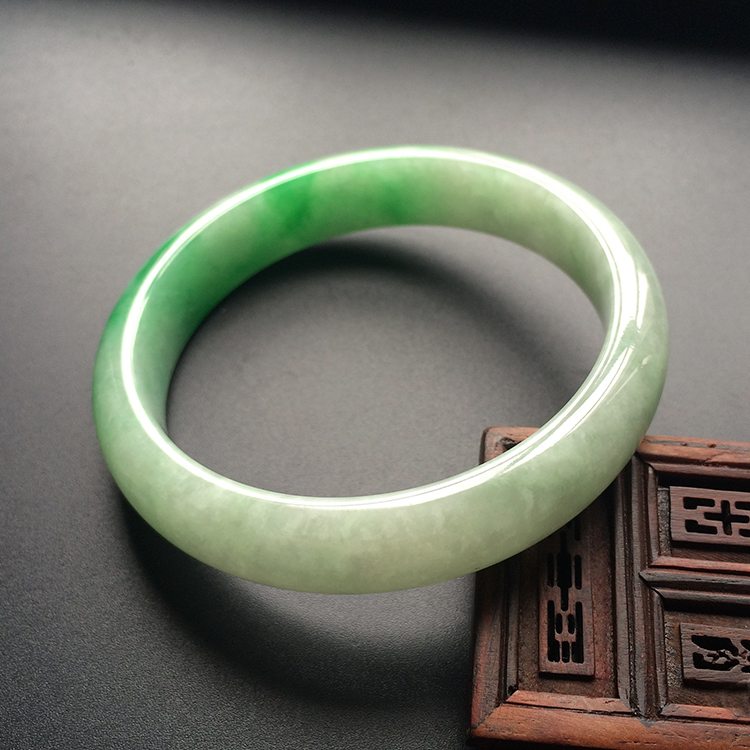 (超值推荐)糯冰种飘翠手镯(55.4mm）
