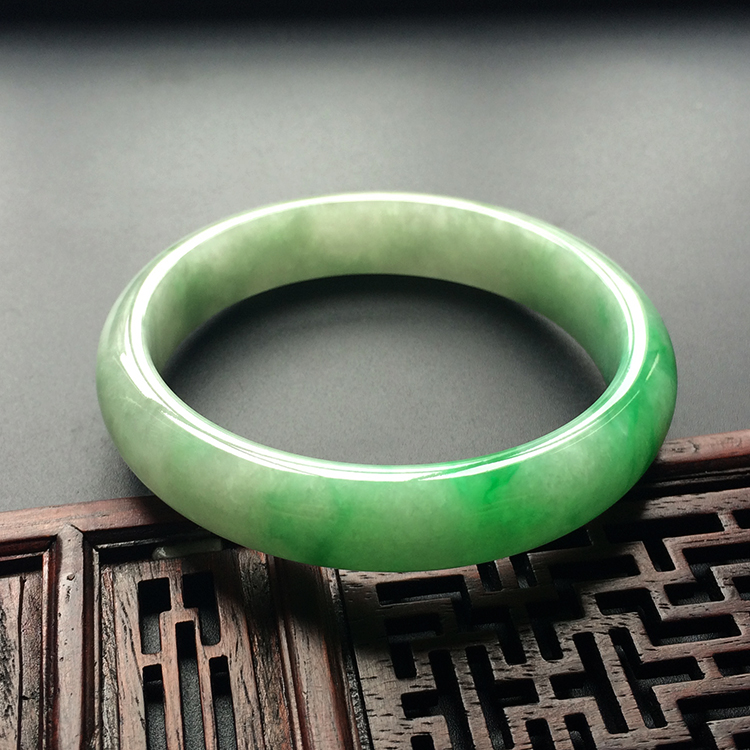 (超值推荐)糯冰种飘翠手镯(55.4mm）