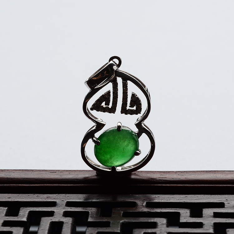 (超值推荐)冰种阳绿镶白金钻石葫芦胸坠