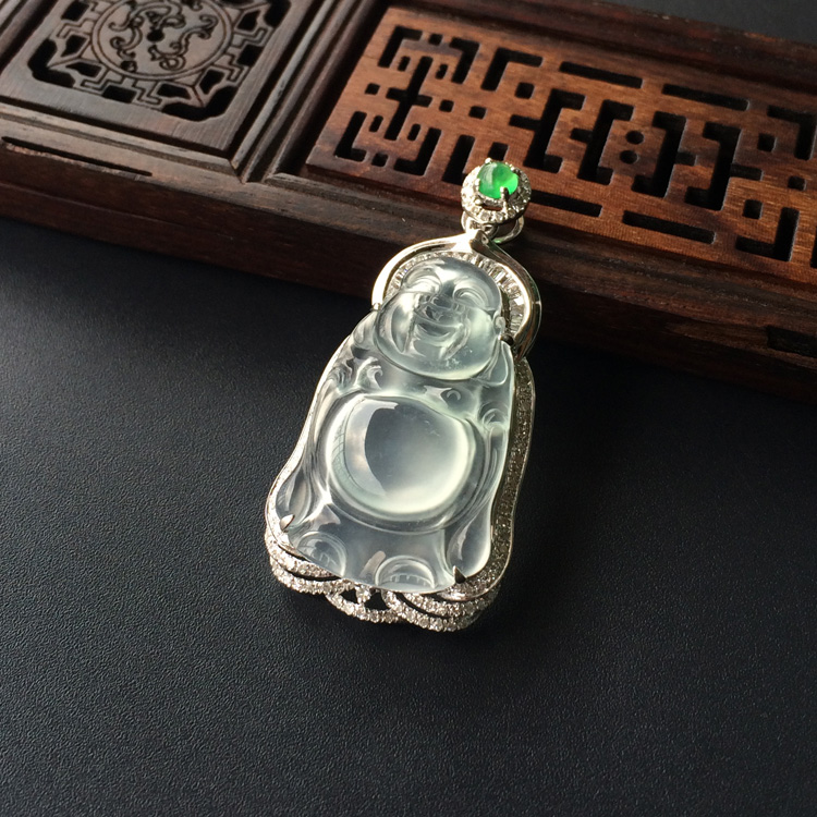 (超值推荐)冰玻种无色镶白金钻石站佛胸坠
