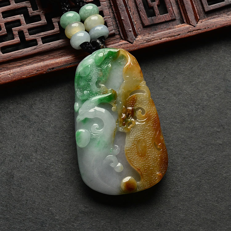 糯冰种三彩龙凤牌挂件
