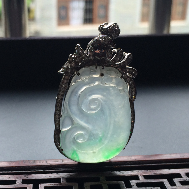 (超值推荐)冰种飘翠镶白金钻石如意胸坠