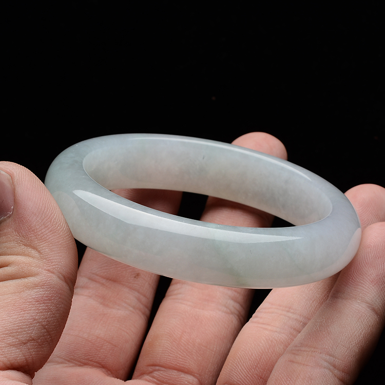 (超值推荐)糯冰种淡晴水手镯(56.1mm)