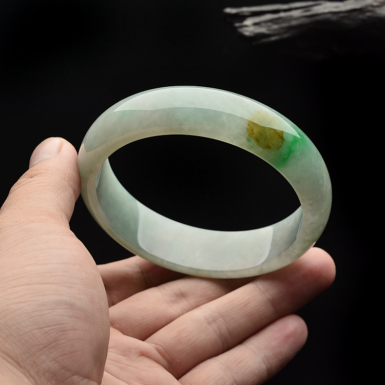 糯冰种飘翠带黄翡手镯(62.6mm)
