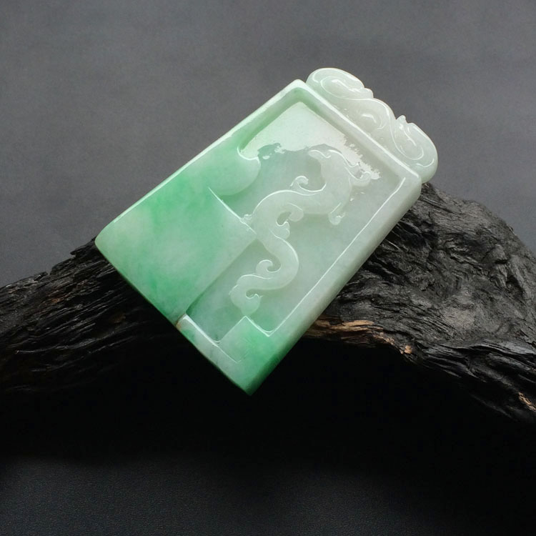 糯冰种飘翠仿古龙凤牌挂件