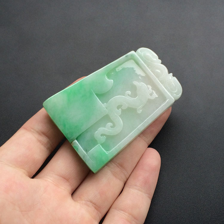 糯冰种飘翠仿古龙凤牌挂件