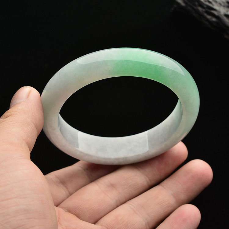 (超值推荐)糯冰种飘翠手镯(55.8mm)