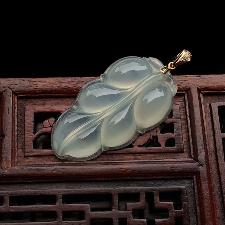 冰种淡晴水玉叶挂件