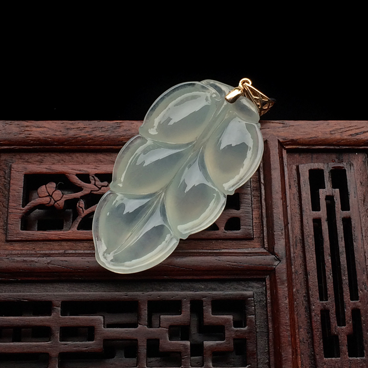 冰种淡晴水玉叶挂件