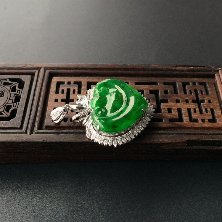 (超值推荐)冰种阳绿镶白金钻石如意胸坠