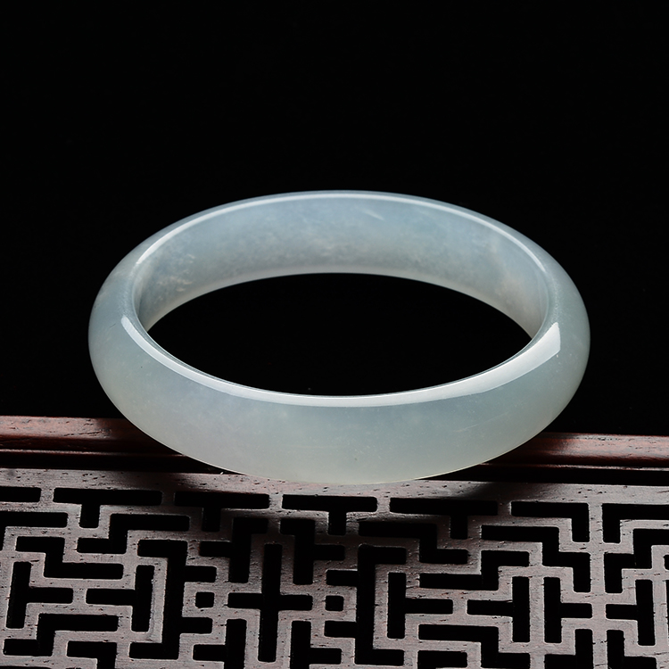 (超值推荐)糯冰种淡晴水贵妃镯(52.3mm-48mm)